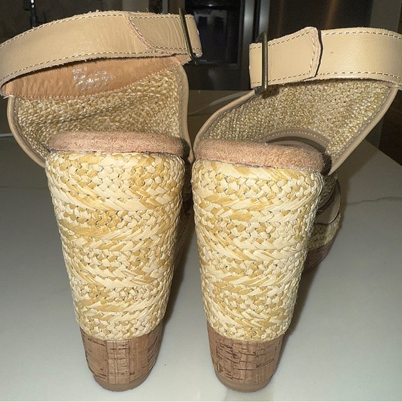 VERY VOLATILE PLATFORM WEDGE’S!! GENTLY USED - GREAT CONDITION! SIZE 9 - Picture 3 of 4